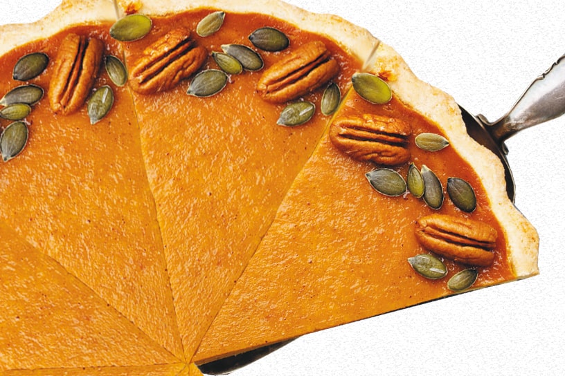 Pompoentaart in stukken gesneden